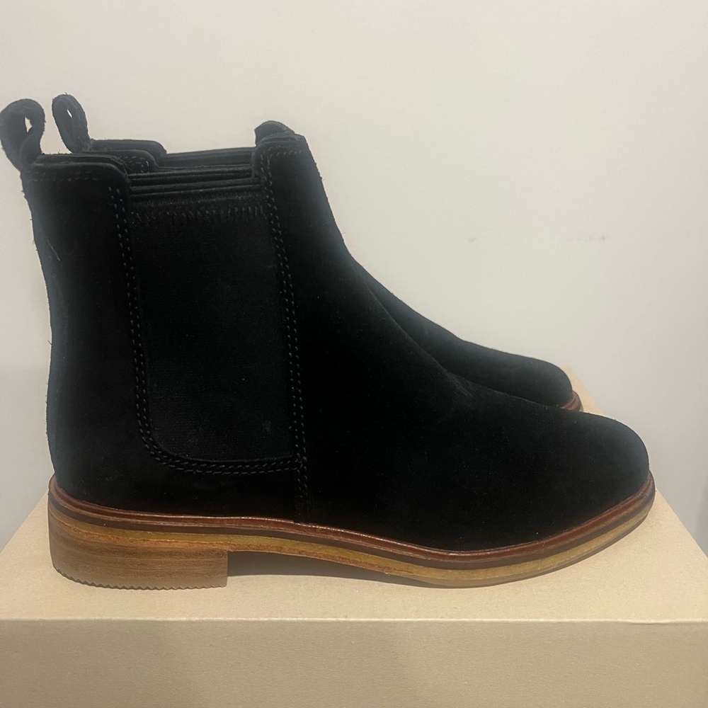 Sz 7 Women’s Clarks Chelsea Boot Black Suede